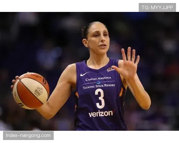 特写：在训练馆加练三分，凤凰城水星队老将戴安娜·陶乐西备战第22个赛季