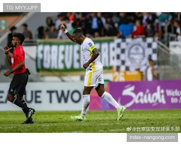 关键事件:北京国安前锋浪费绝佳反击机会,本次进攻由门将发起仅经两次传递 关键事件:北京国安前锋浪费绝佳反击机会,本次进攻由门将发起仅经两次传递